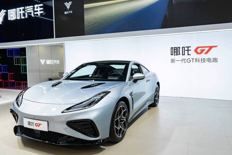 重庆228哪吒汽车在智能汽车领域的表现，领途汽车在新能源汽车市场中的影响力